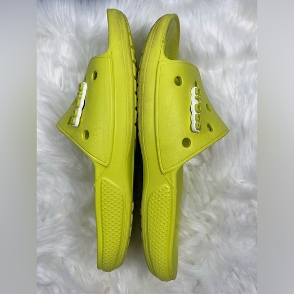 CROCS Unisex Lime Green Sandals with CROCS Charm-iconic comfort-Pre-owned, EUC - Picture 4 of 5